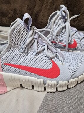 Nike Women's Light Gray Mesh Athletic Shoes with Bright Pink Swoosh